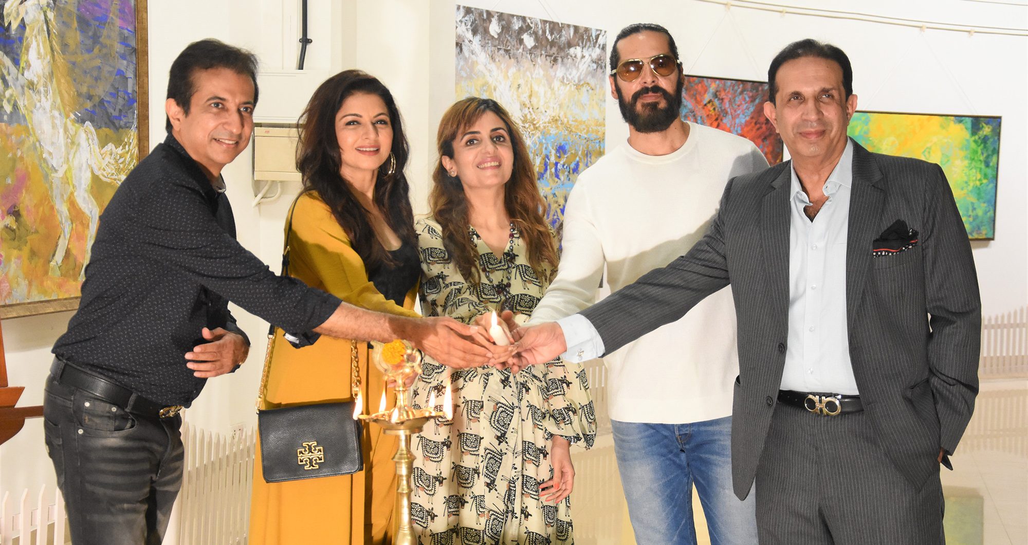 #AnitaGoel’s solo art show ‘#Udaan’ inaugurated by #Bhagyashree and #DinoMorea!