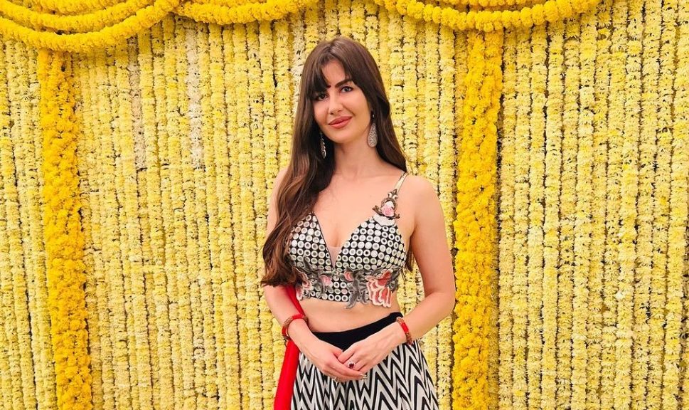 Check out actress #GiorgiaAndriani’s stunning ethnic Diwali look!