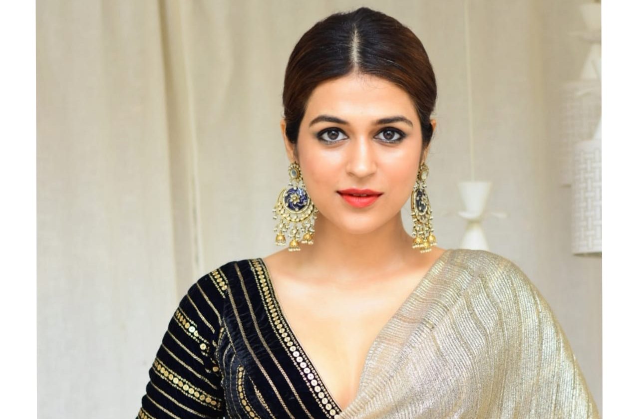 Shraddha Das carries saree look better than most!