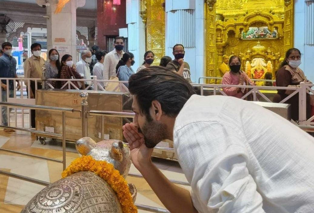 Kartik Aaryan visits Siddhivinayak Temple to express gratitude for the amazing early reviews for ‘Dhamaka’!