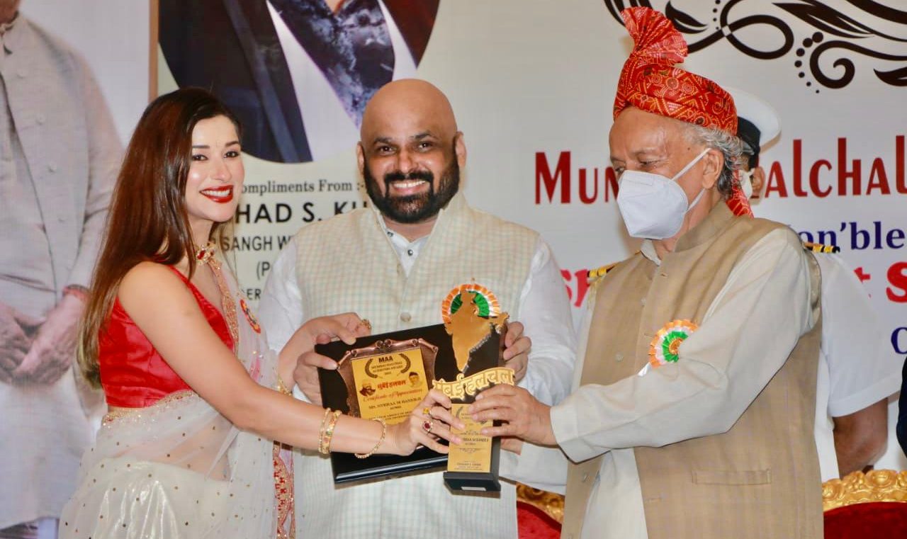 Nyrraa M Banerji receives the Mumbai Hulchal achievers award for my contribution during the pandemic!