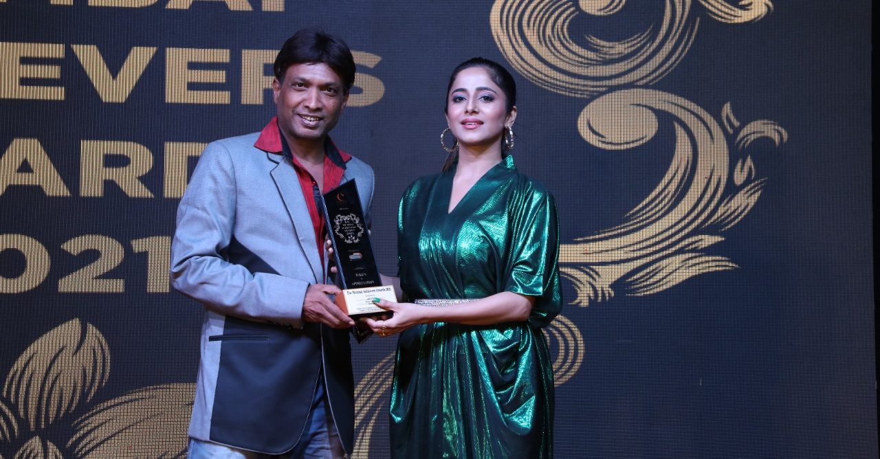 Kate Sharma wins an award at the #MumbaiAchieversAward2021!