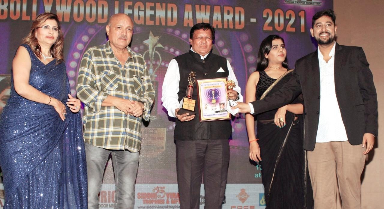 Cine Buster editor, Mr Keerti Kadam, honoured with Bollywood Legend Award by Dr Krishna Chauhan!