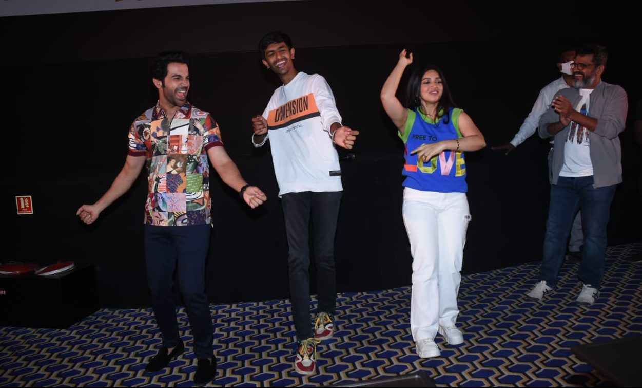 ‘Badhai Do’ lead pair RajKummar Rao and Bhumi Pednekar enjoy their own movie with the audience in a theatre!