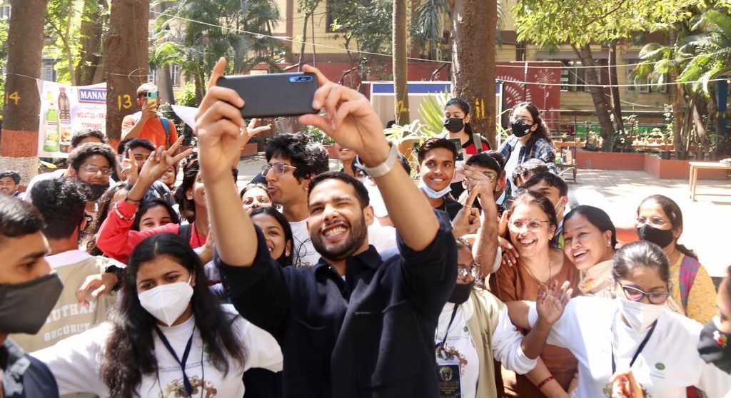 Siddhant Chaturvedi celebrates the success of ‘Gehraiyaan’ by interacting with the youth at a College festival!