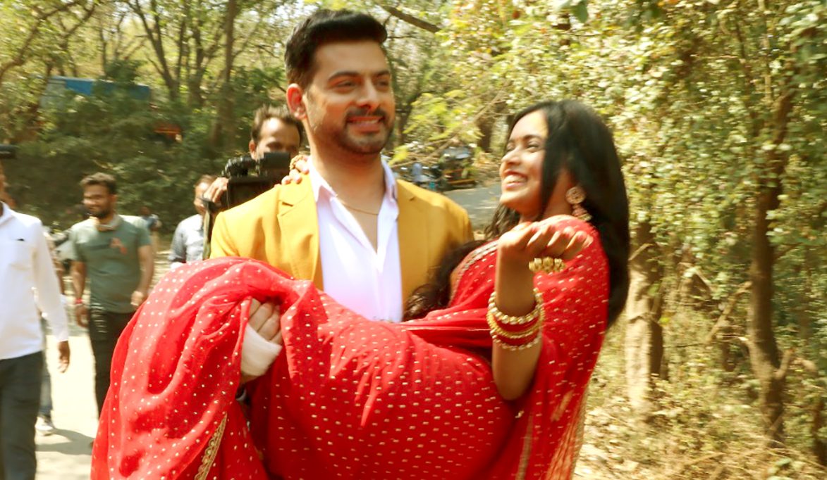 In ‘#RangJaunTereRangMein’, Dhruv carries Dhani in his arms to the temple!