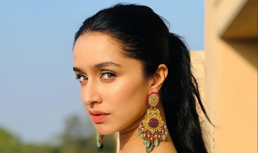 Shraddha Kapoor croons ‘Teri Galiyaan’ along with her fans and gets teary eyed!