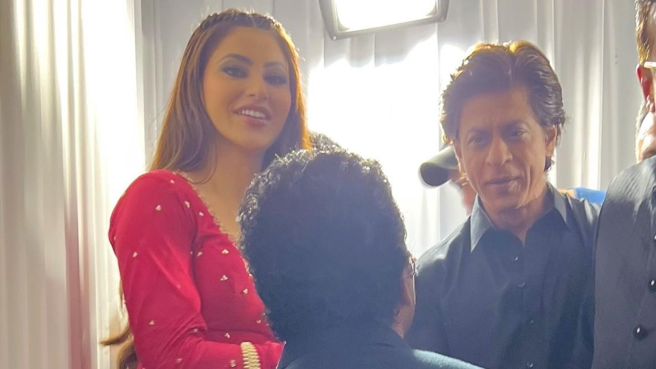 Shahrukh Khan and Urvashi Rautela spotted at Baba Siddique’s Iftar party!