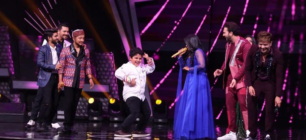 In Superstar Singer 2 Pratyush Anand surprises everyone with his comedic belly dancing!