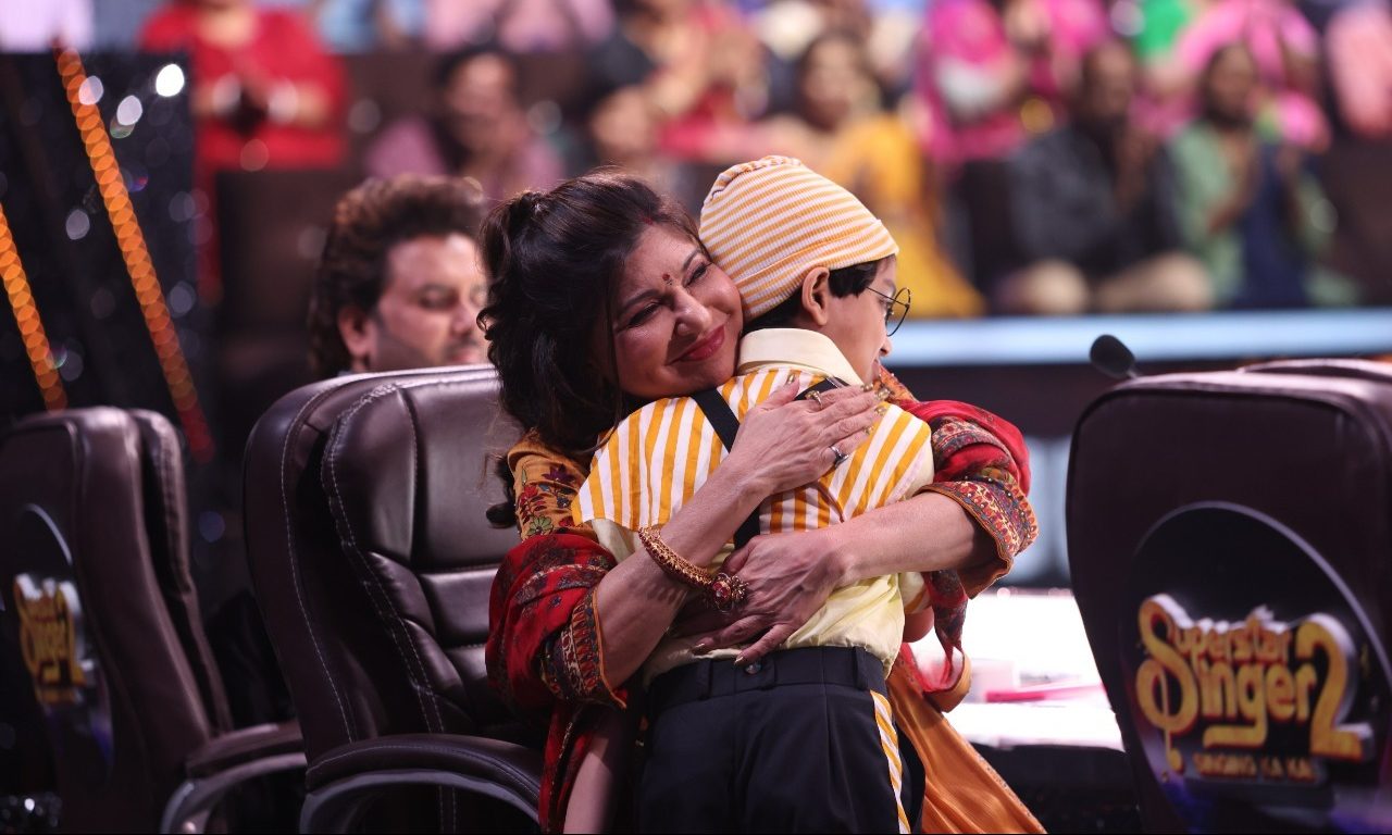 SS2 contestant Rohan Das gets a hug from Alka Yagnik for his cute mimicry of Legendary Kishore Kumar!