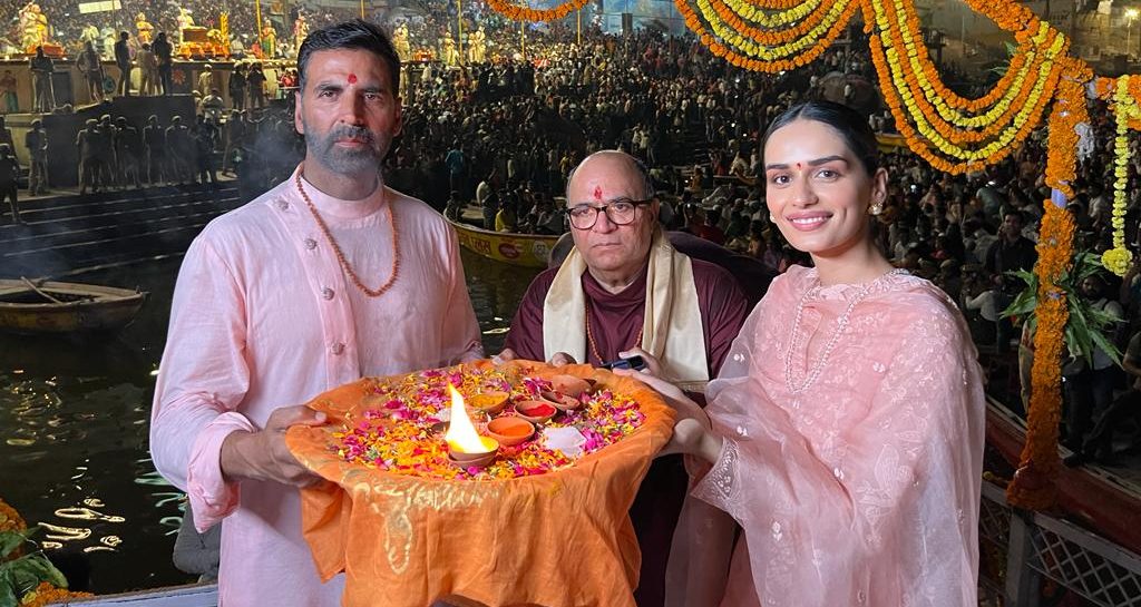 Team ‘Samrat Prithviraj’ performs Ganga puja with Samrat Prithviraj’s flag in Varanasi!