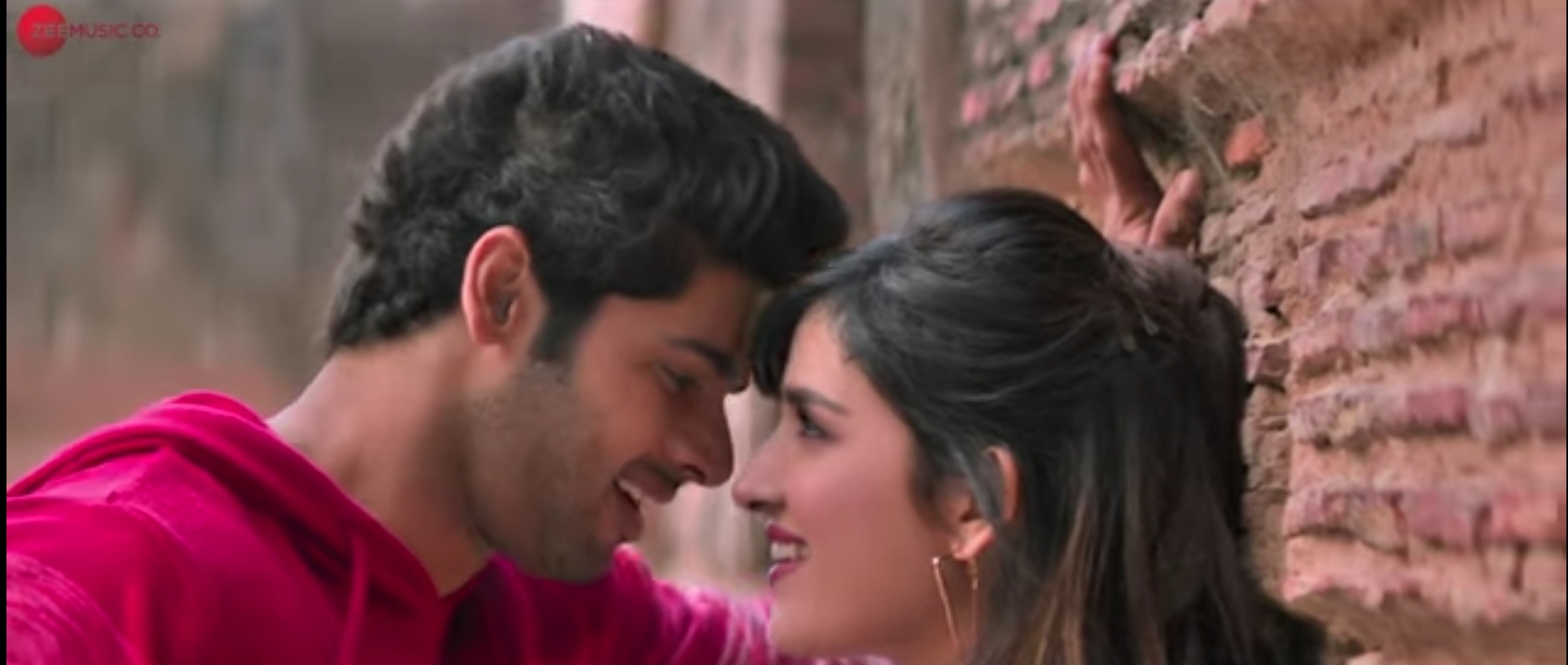 Check out lovey-dovey chemistry between Abhimanyu and Shirley Setia in Tere Bin Kya in #Nikamma!