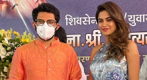 On Aaditya Thackeray’s birthday, Aaditi Pohankar visited his residence to wish him personally!