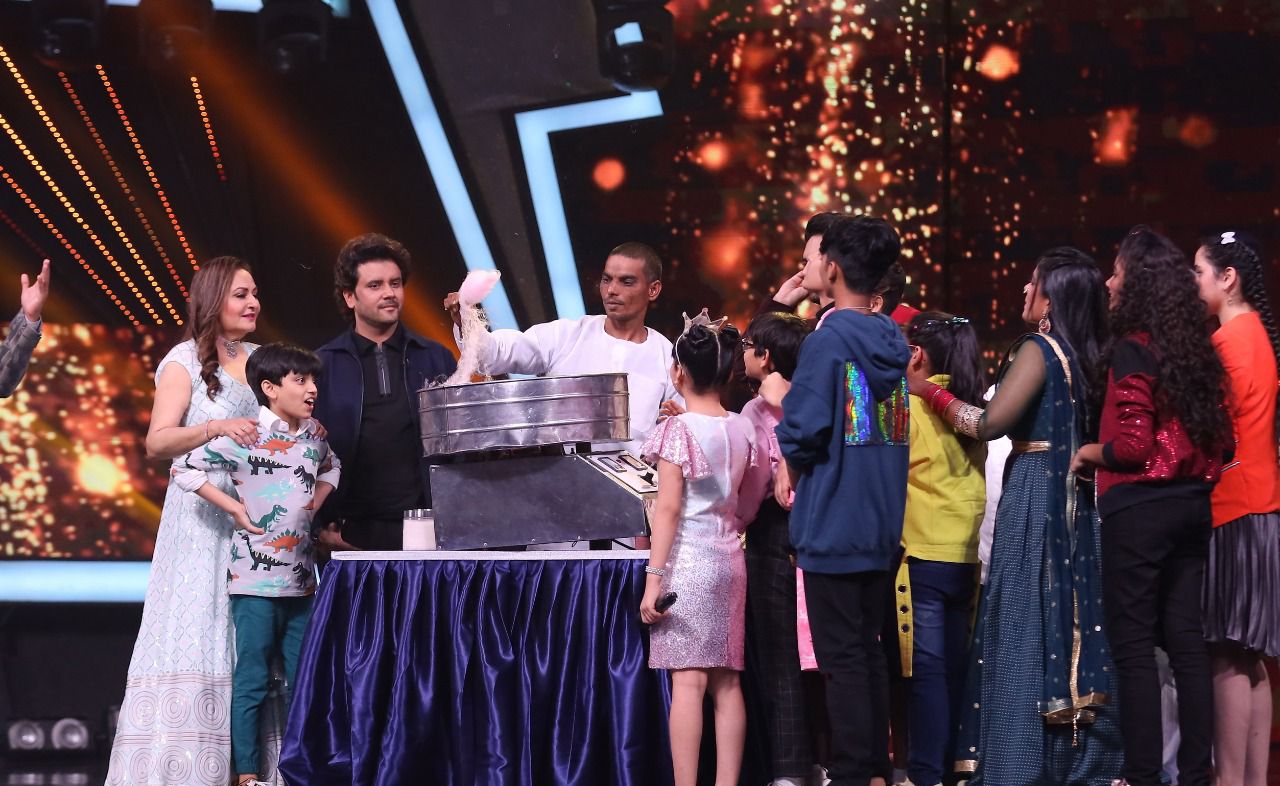 Jaya Prada distributes Cotton Candy to Superstar Singer 2 contestants!