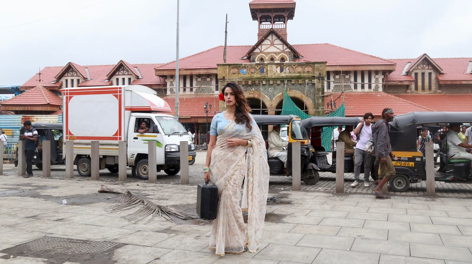 The search for Mahboob from RK/Rkay brings Mallika Sherawat aka Gulabo to the Bandra Station!