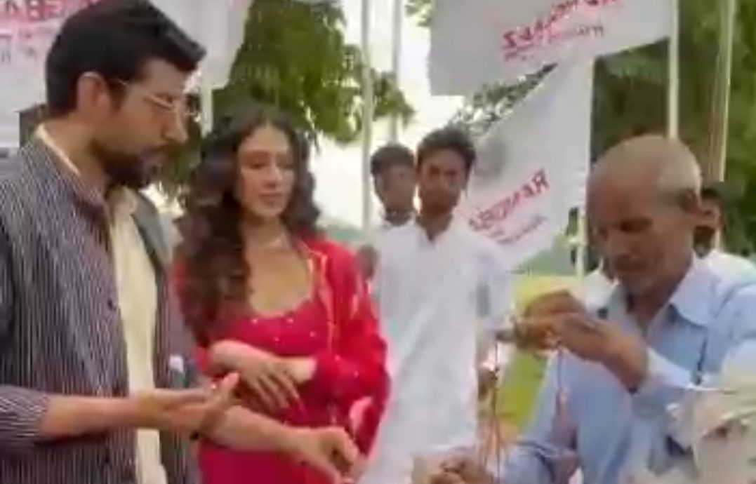 ‘Rangbaaz 3’ actor Vineet Kumar Singh met a local peanut vendor in Patna, helping soar ‘Mungfali’ sale!