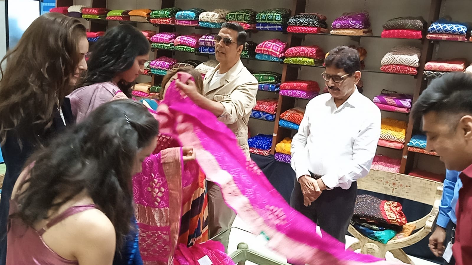 After gifting pearls, Akshay Kumar gifts Bandhani sarees to his Raksha Bandhan sisters!