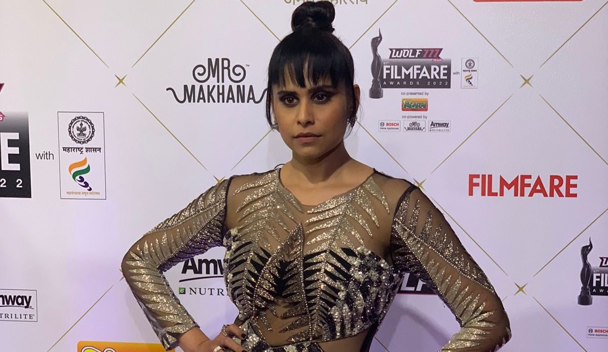 Saie Tamhankar makes heads turn at the Filmfare’s red carpet, looks stunning!