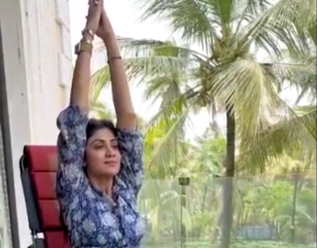 Despite fractured leg Shilpa Shetty indulges in static Yoga!