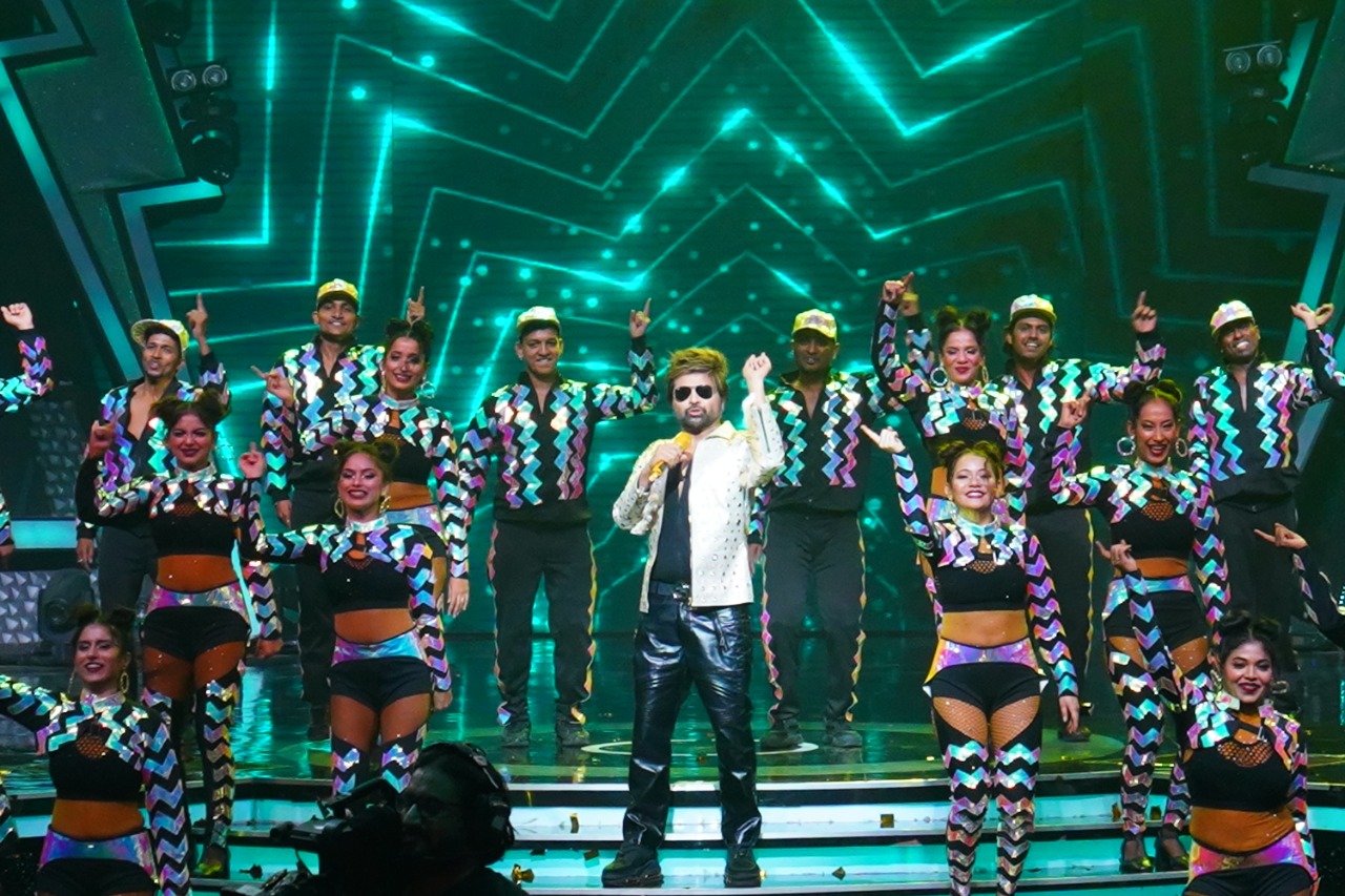 Himesh Reshammiya gives a electrifying performance in the Grand Finale of Superstar Singer 2!