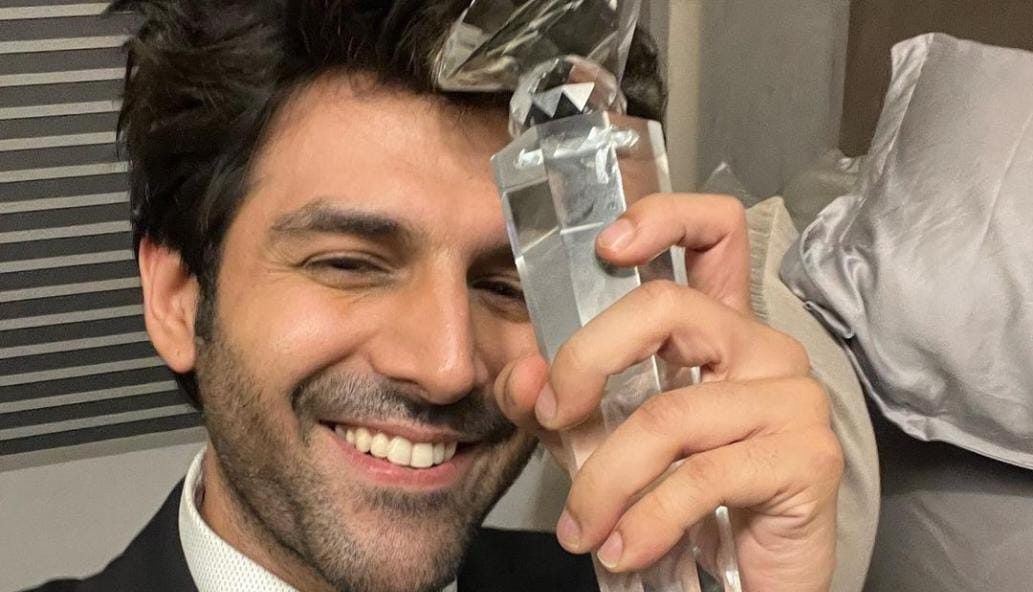 After making Dhamaka at the box office with Bhool Bhulaiyaa 2, Kartik Aaryan bags ‘Best Actor’ award for “Dhamaka”!