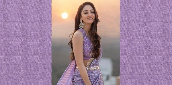 Sandeepa Dhar slays sarees with utmost grace, despite not being able to handle the pleats!