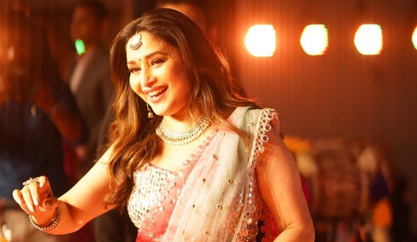 Madhuri Dixit grooves on Bhoom Padi at the Mirchi Rock & Dhol Pandal in Ahmedabad!