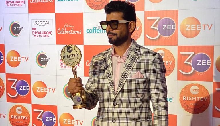 At ZEE Rishtey Awards Vineet Kumar Singh bags Best Actor award for Rangbaaz 3!