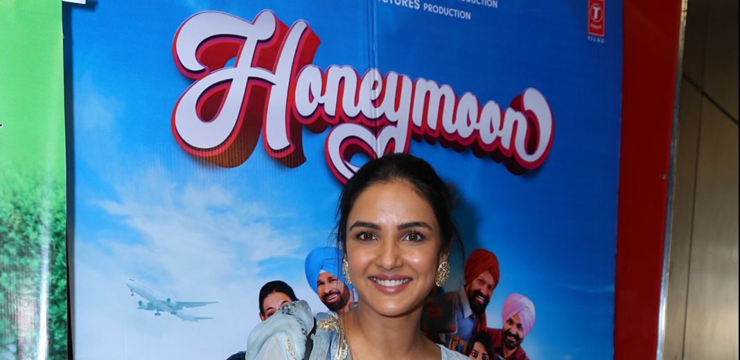 Jasmin Bhasin celebrates the release of “Honeymoon” with her family!
