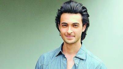 A  young fan couldn’t stop her tears on meeting her favourite actor Aayush Sharma!