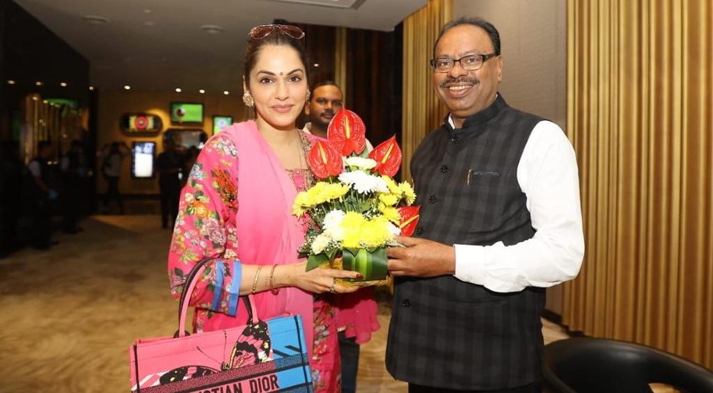 Special Screening of Isha Koppikar’s ‘Love You Loktantra’ was held for BJP Maharashtra President Chandrashekhar Bawankule!