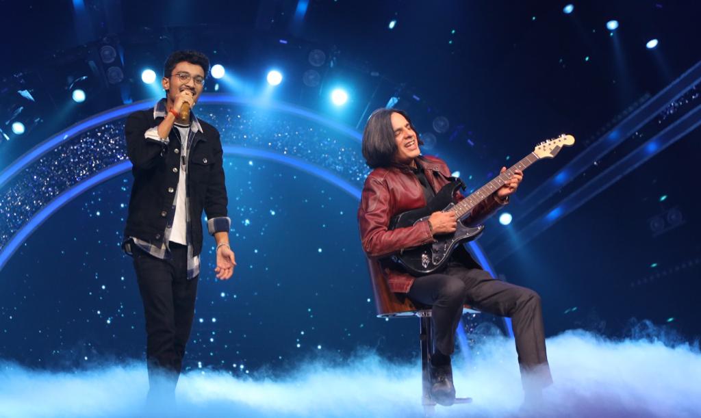 Indian Idol – Season 13 welcomes Aashiqui team, Rahul Roy, Anu Aggarwal, Deepak Tijori and Kumar Sanu!