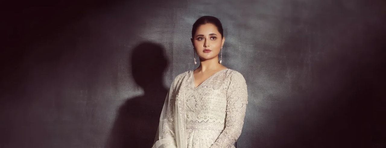 Traditional glamour queen Rashami Desai makes everyone’s hearts skip a beat with her latest outfit!