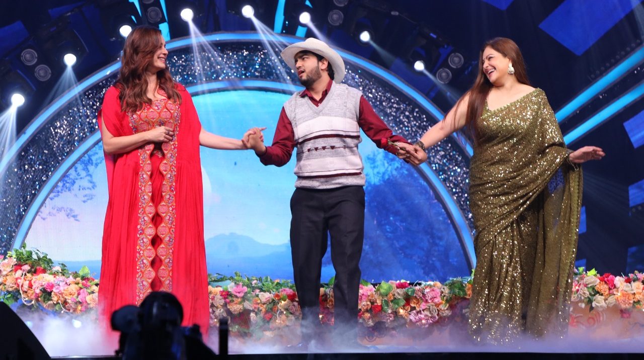 Indian Idol’s “Papa” contestant Shivam Singh will share the stage with Neelam Kothari and Ayesha Jhulka!