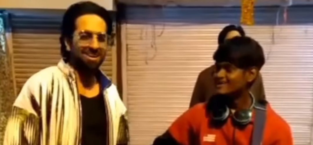 Ayushmann Khurrana jams with a Delhi street singer!