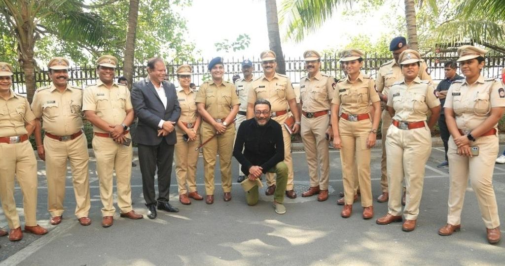 Jackie Shroff addresses the young audience on road safety guidelines!