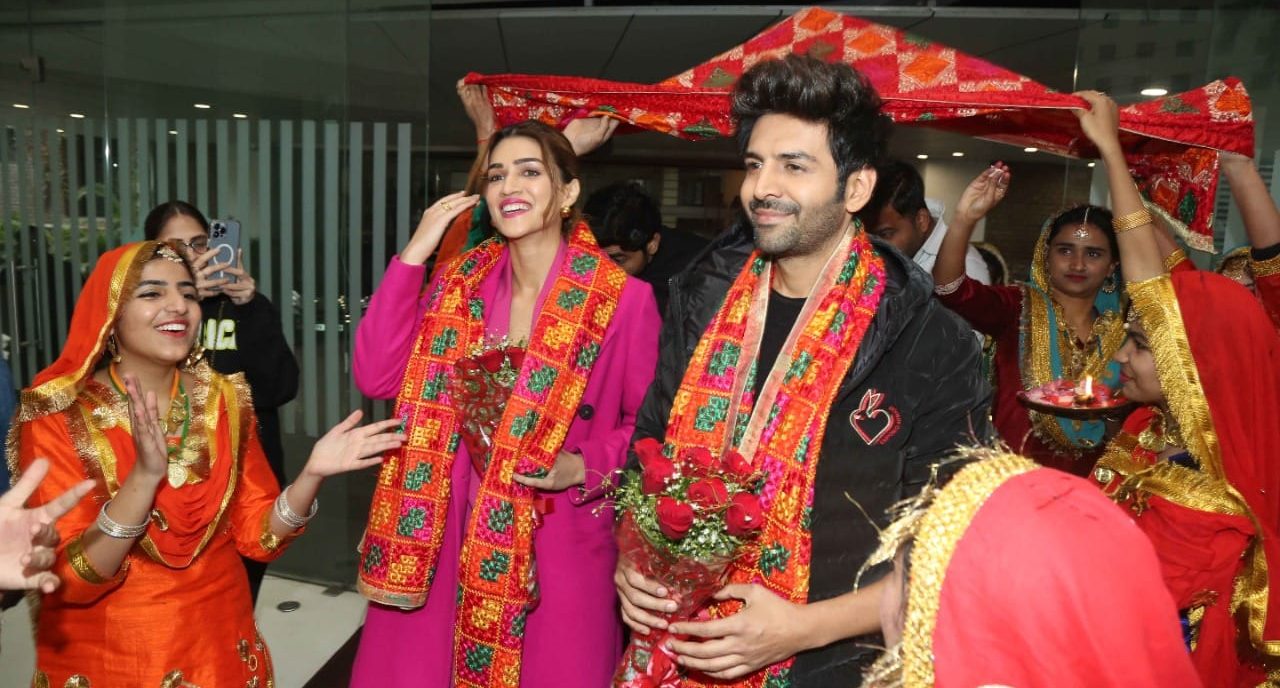 Shehzada couple Kartik and Kriti groove to Bhangra in Punjab during Lohri!