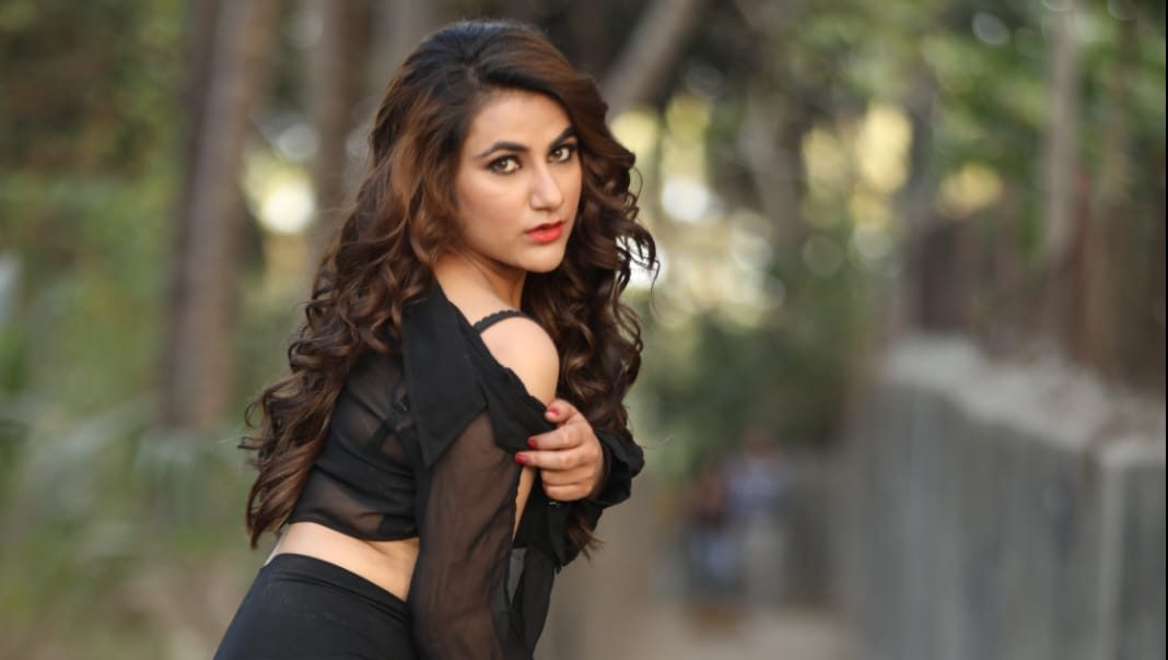 “Ek Ladki” fame actress Ruchi Gujjar dons the colour of hotness, Black!