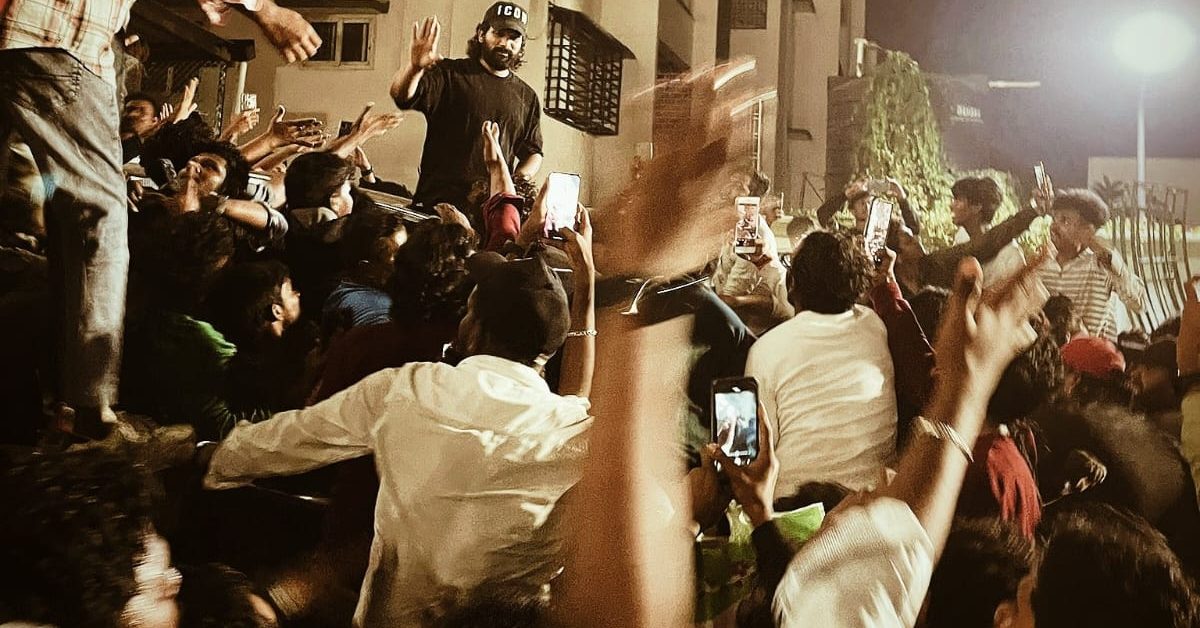 Allu Arjun was seen giving flying kisses to his fans who came in abundant quantity!