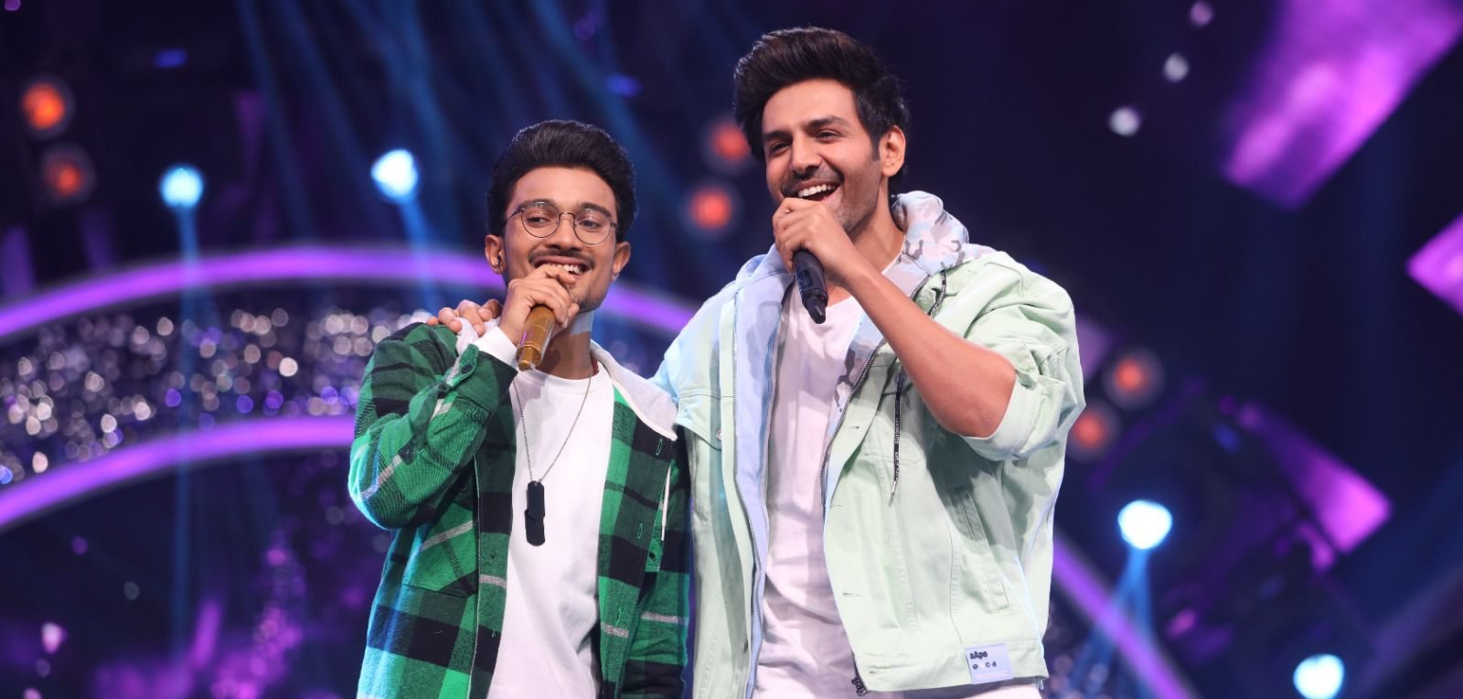 Kartik Aaryan turns singer on stage of Sony Tv’s Indian Idol 13!