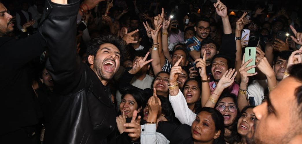 Kartik Aaryan celebrates Character Dheela 2.0’s success with fans!