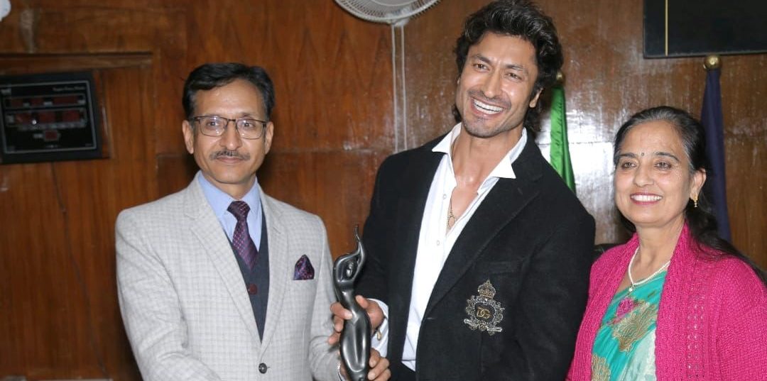 Vidyut Jammwal visits alma mater, inspires students winning hearts!