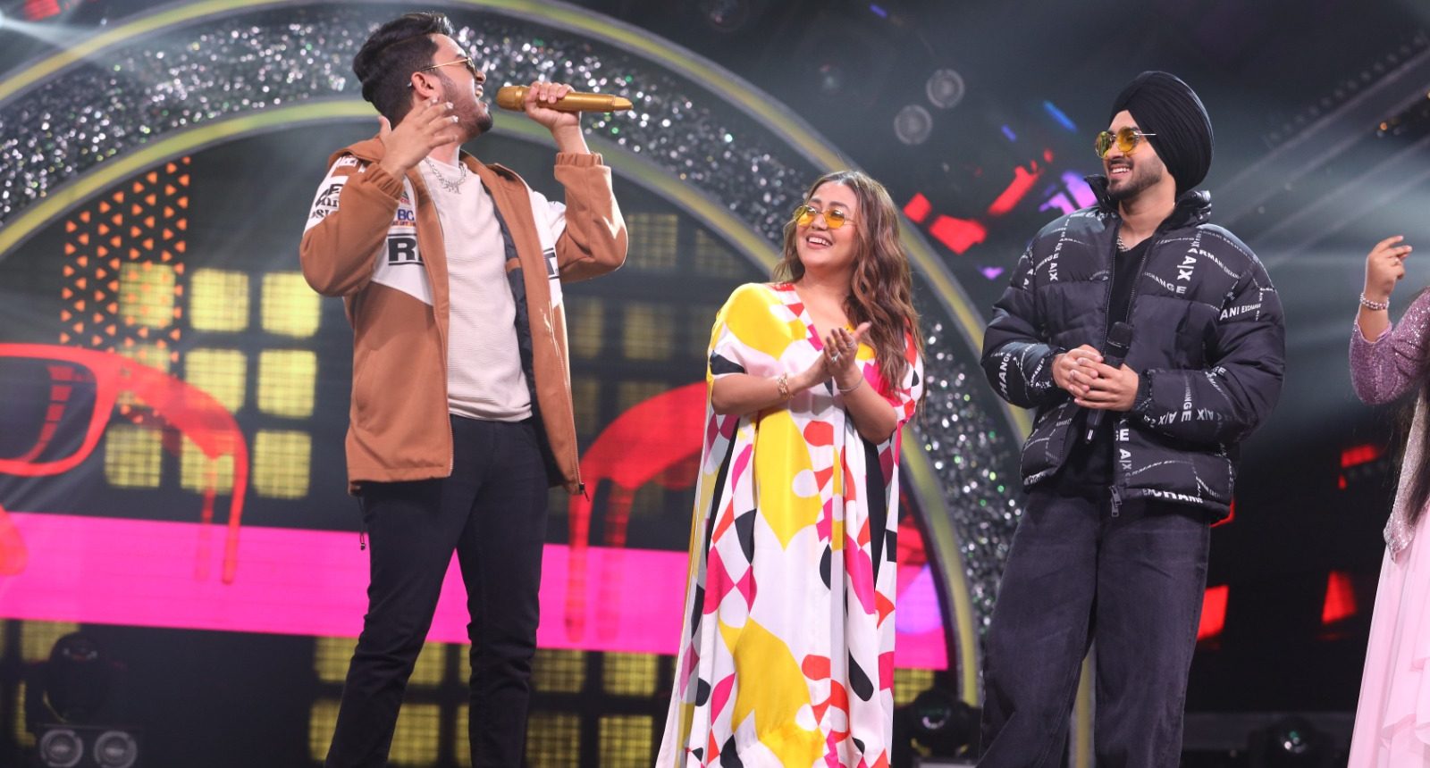 In II13 Neha Kakkar grooves on  ‘Kala Chashma’, gifts sunglasses to contestant Shivam Singh!