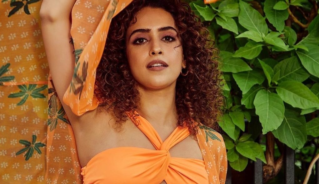 Sanya Malhotra enjoys hot ‘Orange’ moment, flaunts her perfectly toned washboard abs!