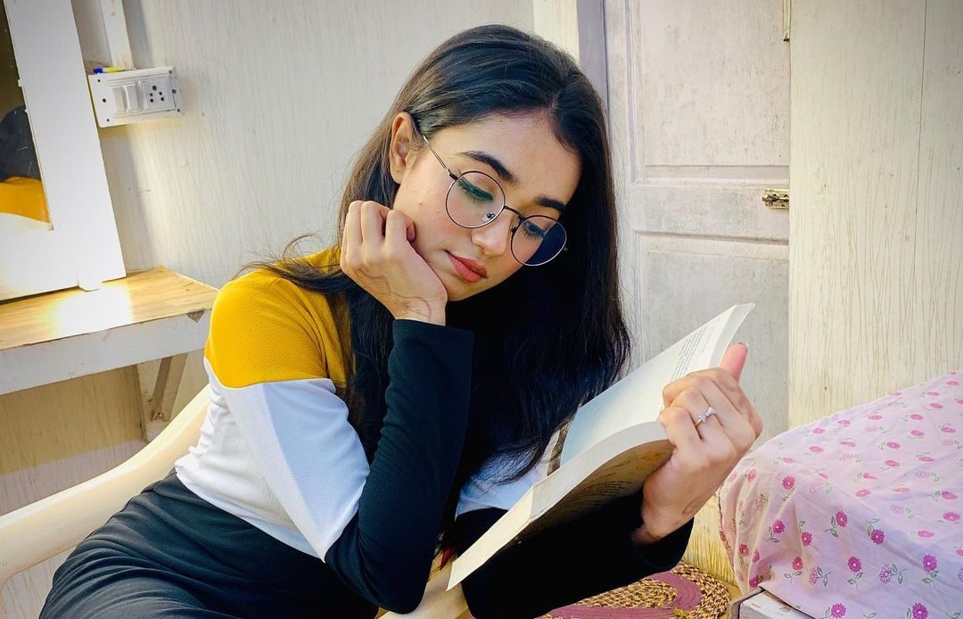 Zee TV actors Neeharika Roy and Anushka Merchande states importance of reading books!