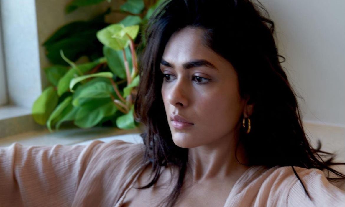 Dressed in a muted beige resort wear outfit, Mrunal Thakur looks sensuous!