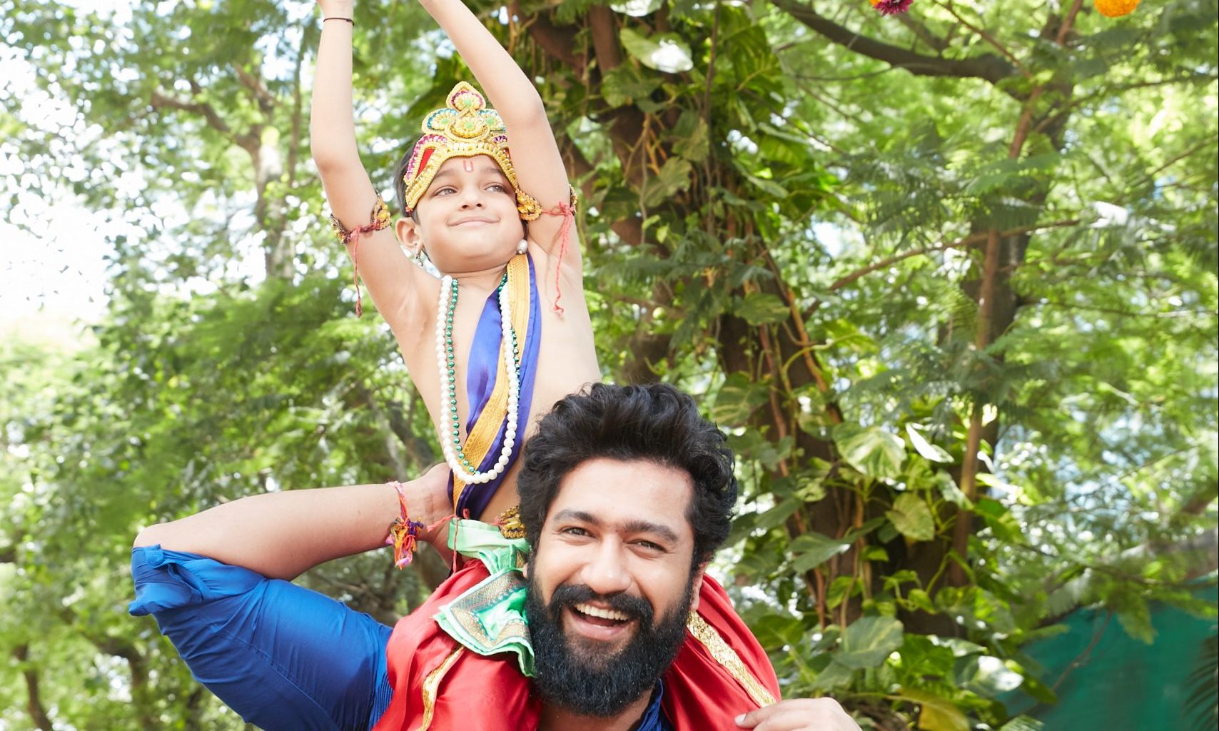 To promote TGIF, Vicky Kaushal participates in Mumbai’s biggest Dahi Handi event!