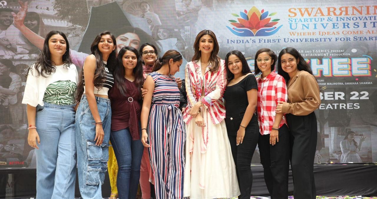 Shilpa Shetty interacts with a vibrant and excited college crowd, at Ahmedabad!