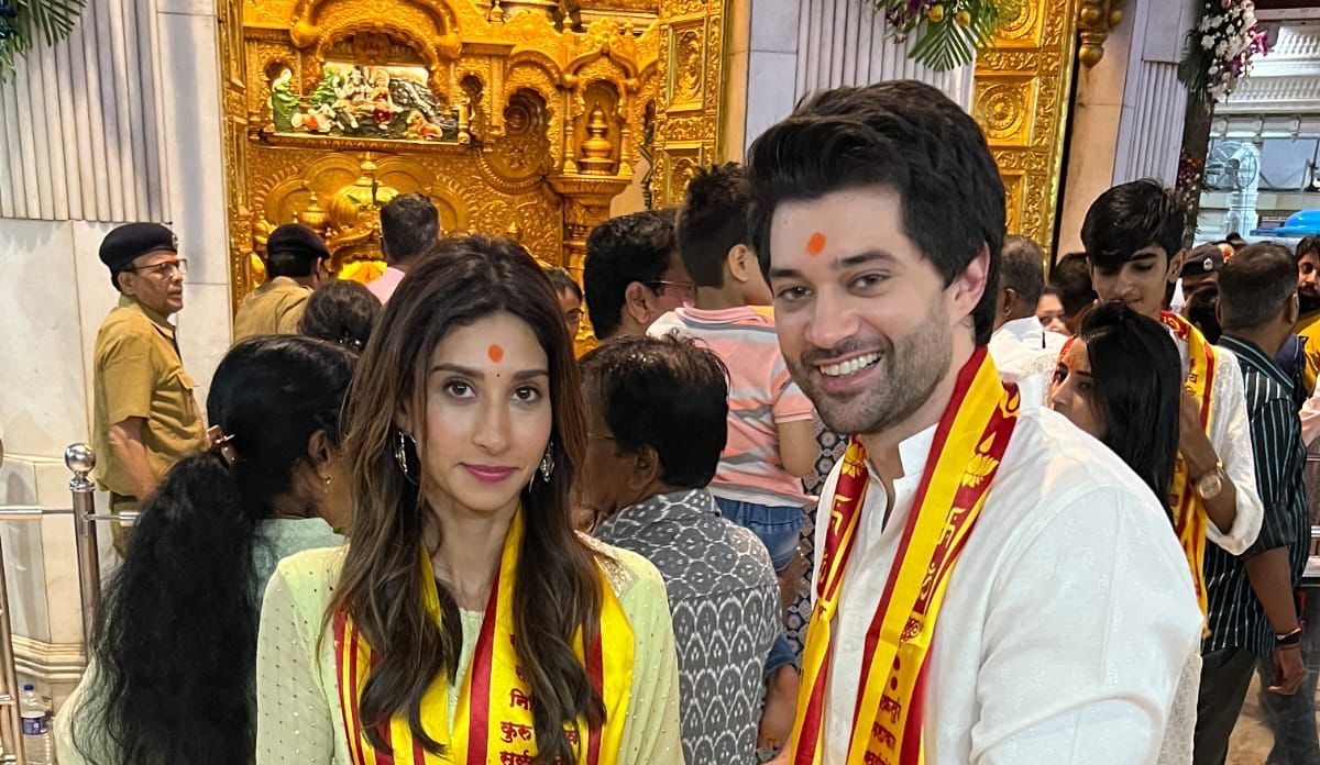 Team ‘Dono’ seeks blessings at the Siddhivinayak Temple!