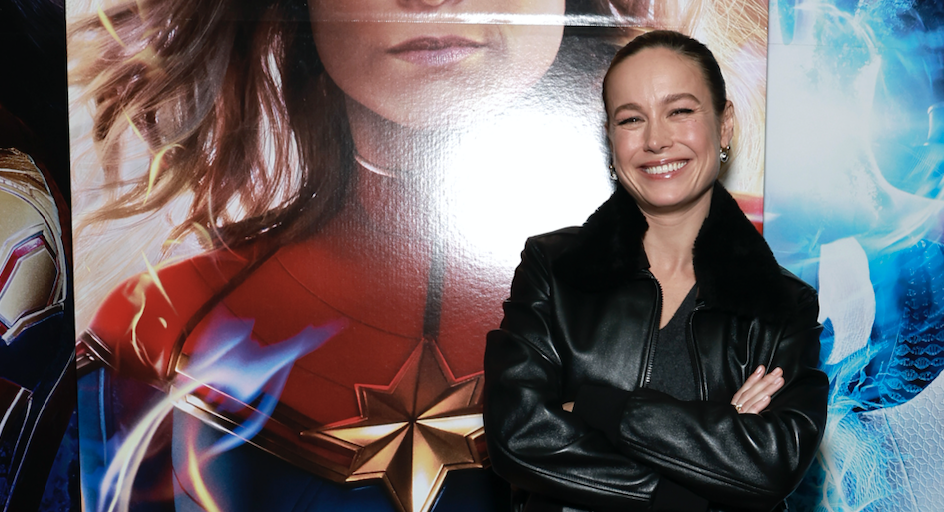 Brie Larson surprises fans by visiting theatre screening of “The Marvels”!